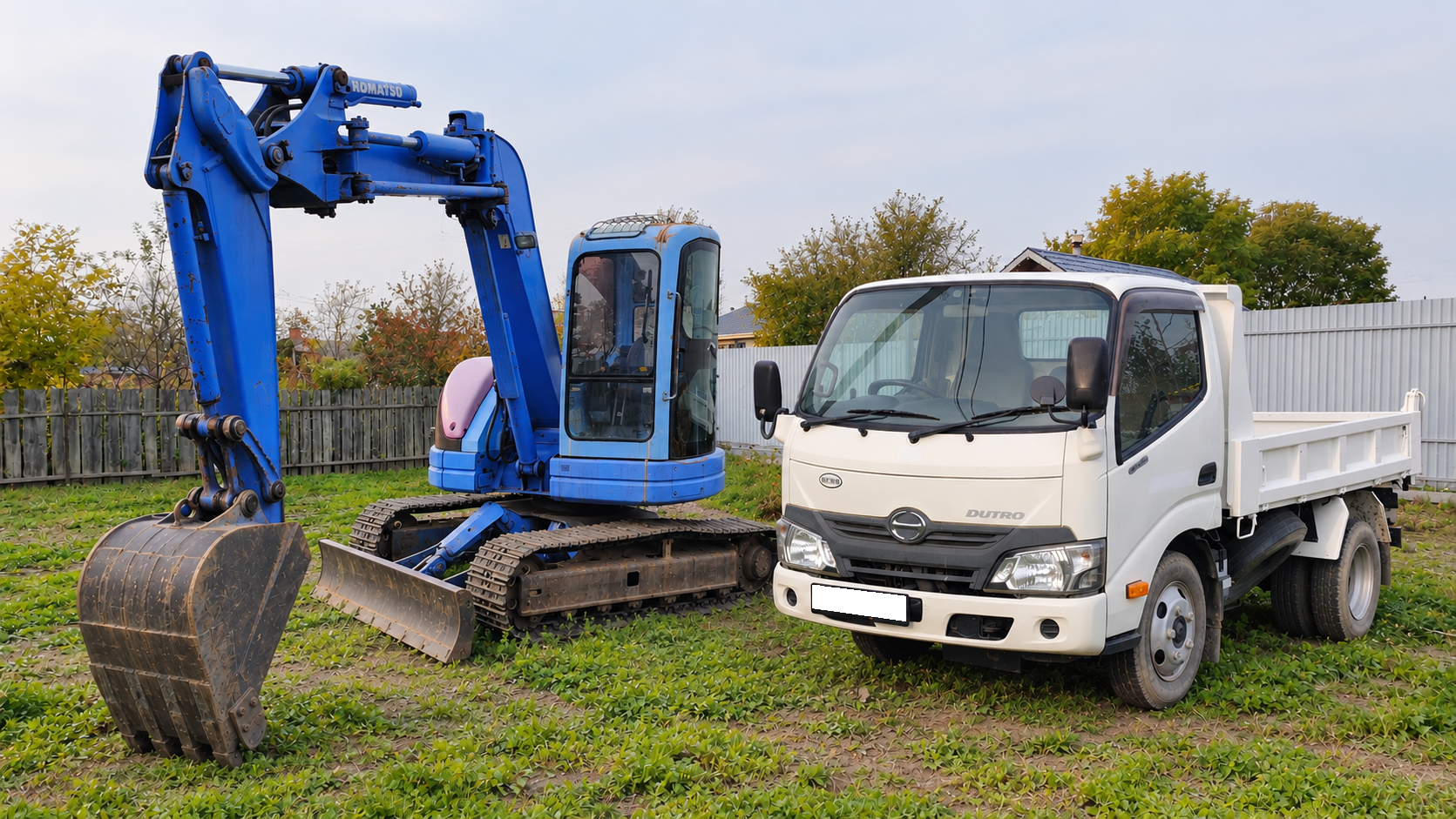 Экскаватор Komatsu PC75 на объекте во Владивостоке