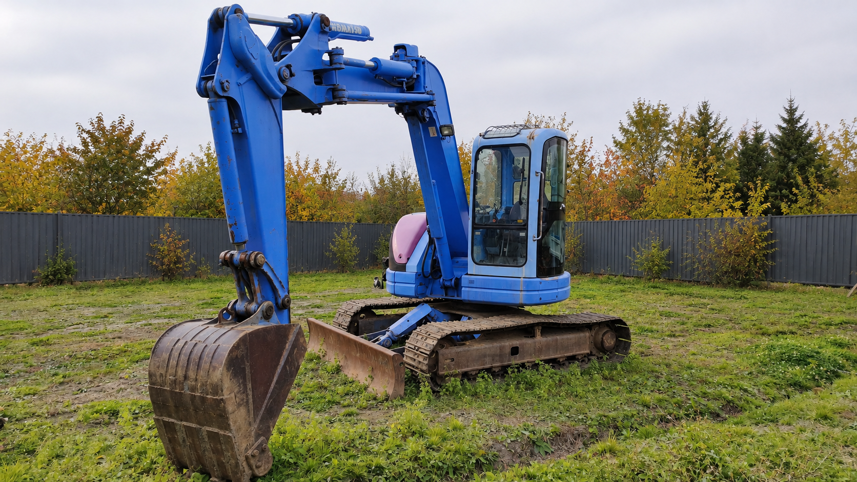 Экскаватор Komatsu PC75 — вид сбоку